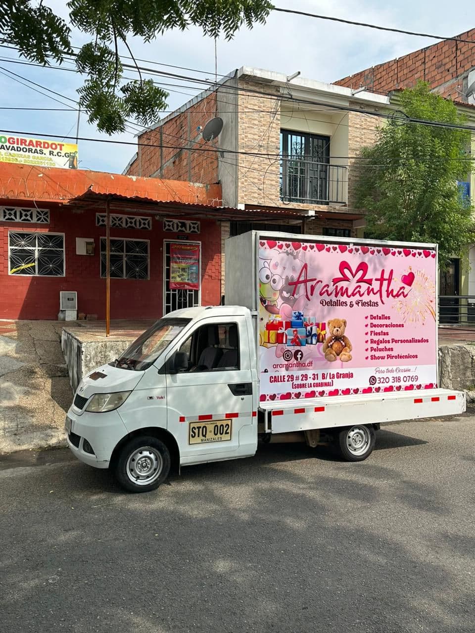 Carro valla en ruta estratégica